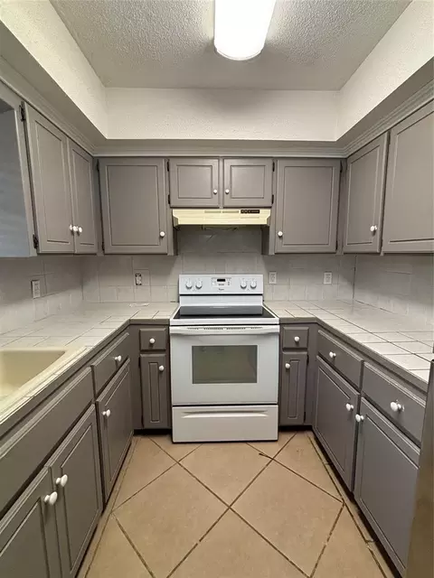 Kitchen - 417 Boulder Ct, Norman, OK 73072 photo 7 of 11