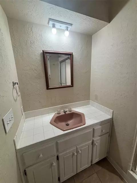 Bath - 417 Boulder Ct, Norman, OK 73072 photo 4 of 6