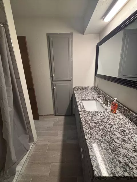 Bath - 417 Boulder Ct, Norman, OK 73072 photo 2 of 6