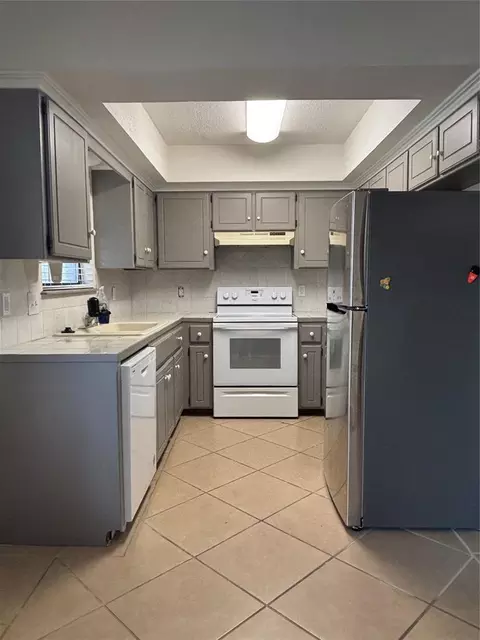 Kitchen - 417 Boulder Ct, Norman, OK 73072 photo 5 of 11