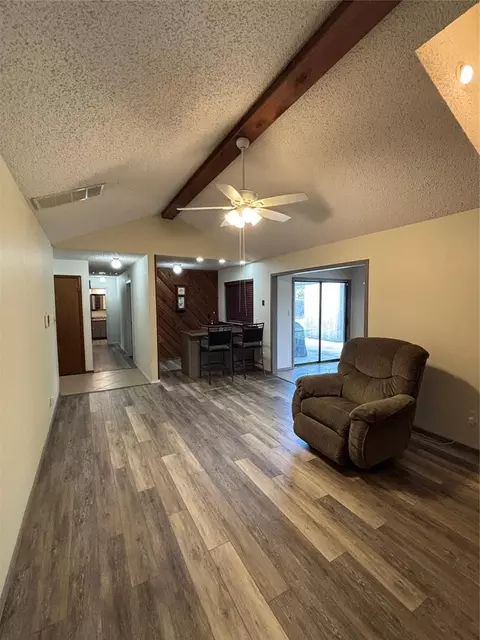 Living - 417 Boulder Ct, Norman, OK 73072 photo 3 of 5