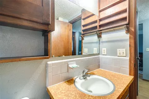 Bath - 628 Baer Dr, Moore, OK 73160 photo 4 of 5