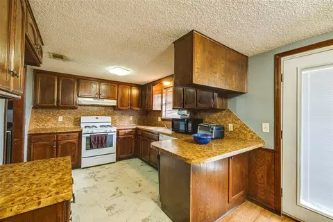 Kitchen - 628 Baer Dr, Moore, OK 73160 photo 1 of 7