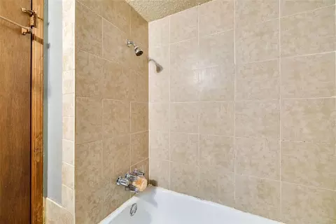 Bath - 628 Baer Dr, Moore, OK 73160 photo 5 of 5