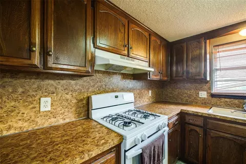 Kitchen - 628 Baer Dr, Moore, OK 73160 photo 6 of 7