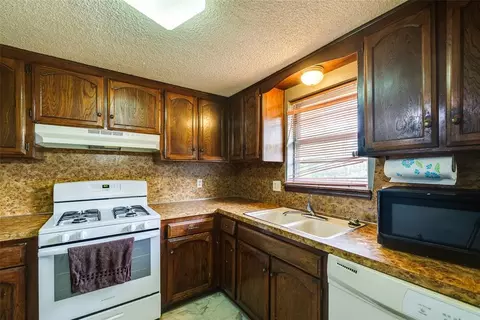 Kitchen - 628 Baer Dr, Moore, OK 73160 photo 4 of 7