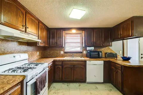 Kitchen - 628 Baer Dr, Moore, OK 73160 photo 5 of 7