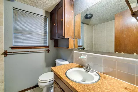 Bath - 628 Baer Dr, Moore, OK 73160 photo 3 of 5