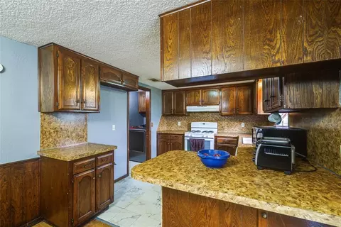 Kitchen - 628 Baer Dr, Moore, OK 73160 photo 3 of 7