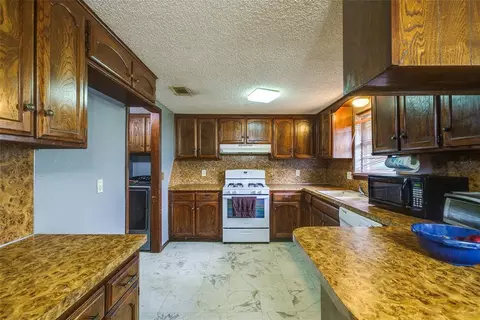 Kitchen - 628 Baer Dr, Moore, OK 73160 photo 2 of 7