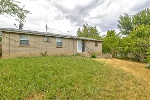 Exterior - 628 Baer Dr, Moore, OK 73160 photo 5 of 8