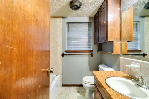 Bath - 628 Baer Dr, Moore, OK 73160 photo 2 of 5
