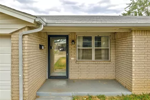 Exterior - 628 Baer Dr, Moore, OK 73160 photo 4 of 8
