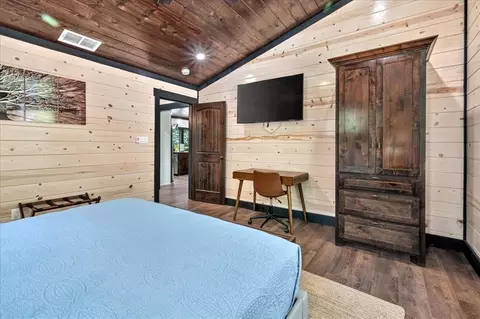 Bedroom - 106 W Eagle Mountain Trl, Broken Bow, OK 74728 photo 6 of 8