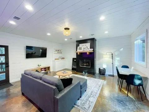 Living - 47 Honor Ct, Broken Bow, OK 74728 photo 4 of 7