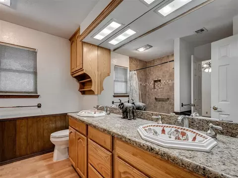 Bath - 3213 Adobe Dr, Edmond, OK 73013 photo 3 of 4