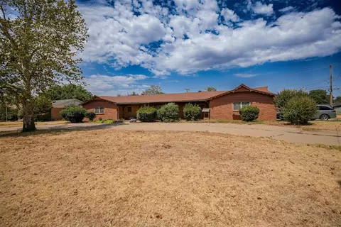 Exterior - 1909 Willard Dr, Altus, OK 73521 photo 1 of 9