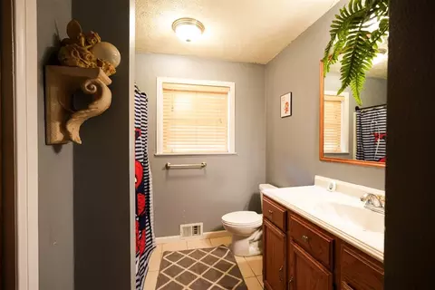 Bath - 1909 Willard Dr, Altus, OK 73521 photo 1 of 6
