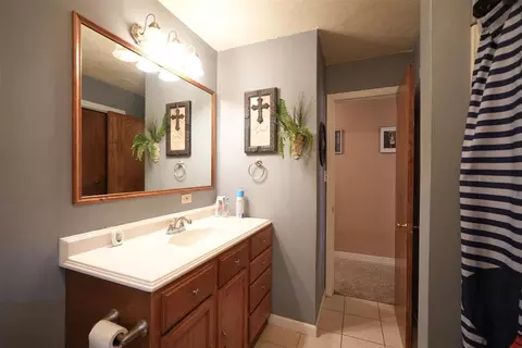 Bath - 1909 Willard Dr, Altus, OK 73521 photo 2 of 6