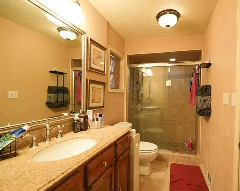 Bath - 1909 Willard Dr, Altus, OK 73521 photo 3 of 6