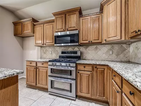 Kitchen - 21263 E 39th St, Broken Arrow, OK 74014 photo 4 of 5
