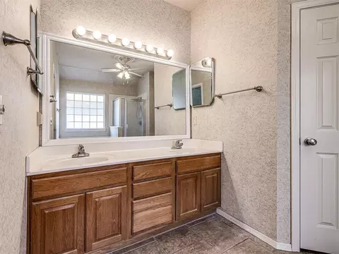 Bath - 21263 E 39th St, Broken Arrow, OK 74014 photo 2 of 5