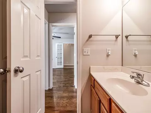 Bath - 21263 E 39th St, Broken Arrow, OK 74014 photo 5 of 5