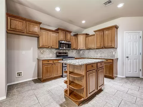 Kitchen - 21263 E 39th St, Broken Arrow, OK 74014 photo 2 of 5