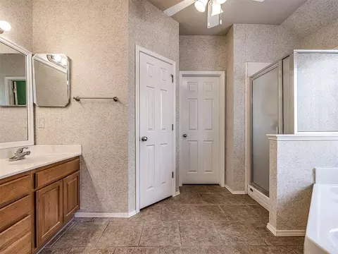 Bath - 21263 E 39th St, Broken Arrow, OK 74014 photo 1 of 5