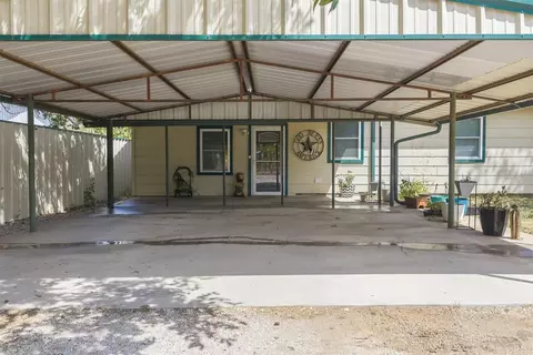 Exterior - 402 W A St, Ringling, OK 73456 photo 1 of 2