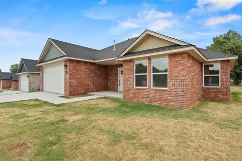 204 E Abbot Ln, Mustang, OK 73064