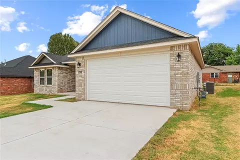 208 E Abbot Ln, Mustang, OK 73064