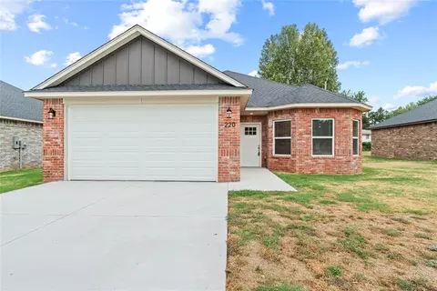 220 E Abbot Ln, Mustang, OK 73064
