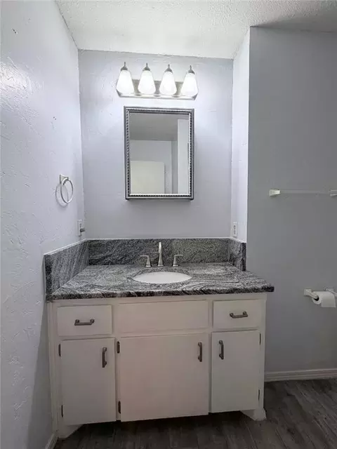 Bath - 2816 Dalewood Pl, Norman, OK 73071 photo 2 of 7