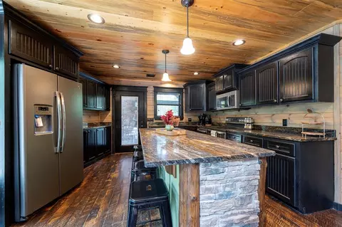 Kitchen - 401 S Eagle Mountain Trl, Broken Bow, OK 74728 photo 2 of 3