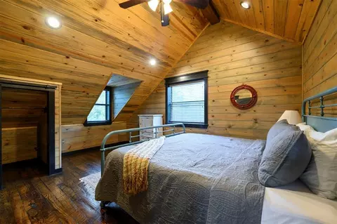 Bedroom - 401 S Eagle Mountain Trl, Broken Bow, OK 74728 photo 5 of 6