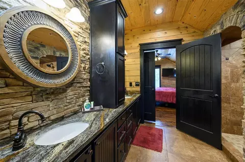 Bath - 401 S Eagle Mountain Trl, Broken Bow, OK 74728 photo 4 of 5