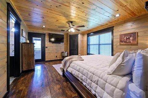 Bedroom - 401 S Eagle Mountain Trl, Broken Bow, OK 74728 photo 2 of 6