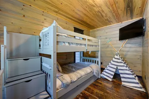 Bedroom - 401 S Eagle Mountain Trl, Broken Bow, OK 74728 photo 3 of 6