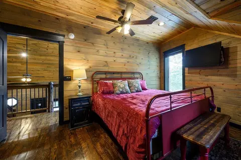 Bedroom - 401 S Eagle Mountain Trl, Broken Bow, OK 74728 photo 6 of 6