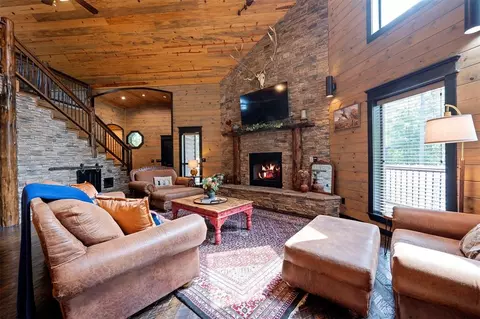 Living - 401 S Eagle Mountain Trl, Broken Bow, OK 74728 photo 4 of 5