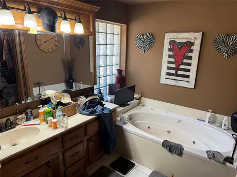 Bath - 873 Oaklawn Dr, Tuttle, OK 73089 photo 2 of 5