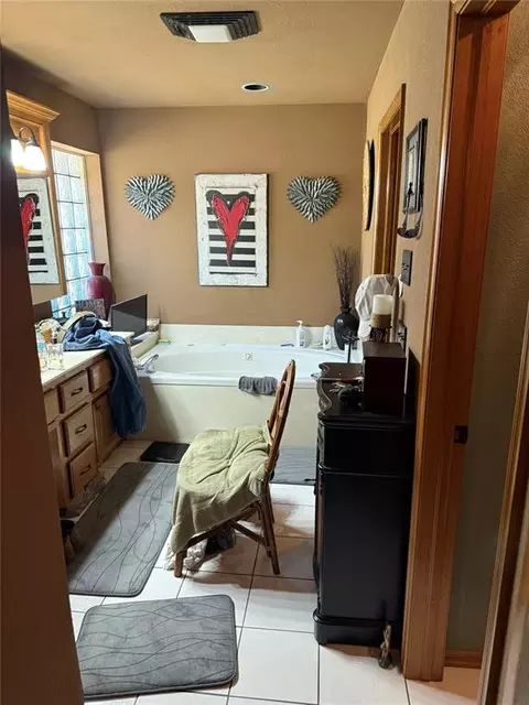 Bath - 873 Oaklawn Dr, Tuttle, OK 73089 photo 4 of 5