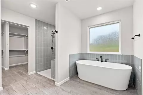 Bath - 9508 Megans Way, Mcloud, OK 74851 photo 4 of 7