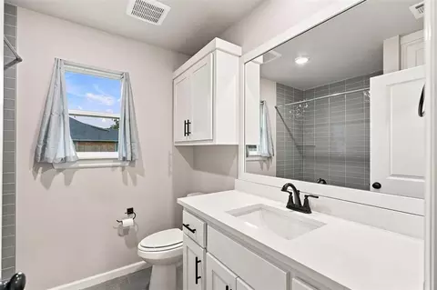 Bath - 9508 Megans Way, Mcloud, OK 74851 photo 6 of 7