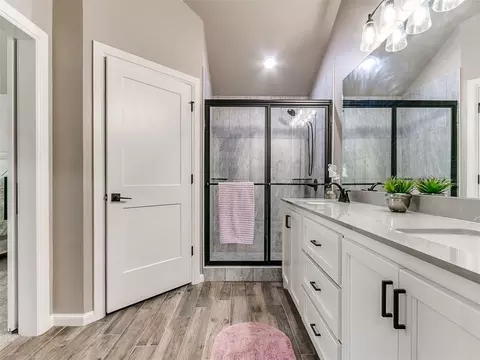 Bath - 796 Harrison St, Harrah, OK 73045 photo 3 of 6