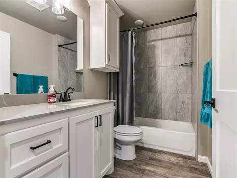 Bath - 796 Harrison St, Harrah, OK 73045 photo 4 of 6