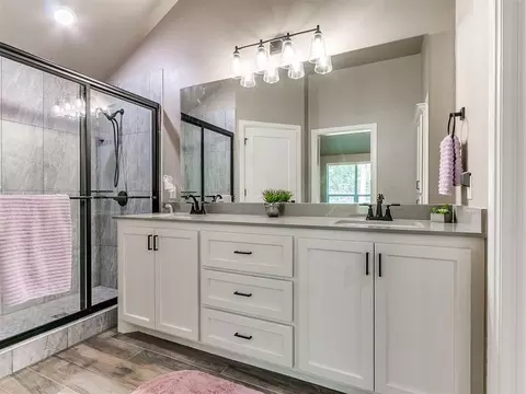 Bath - 796 Harrison St, Harrah, OK 73045 photo 2 of 6