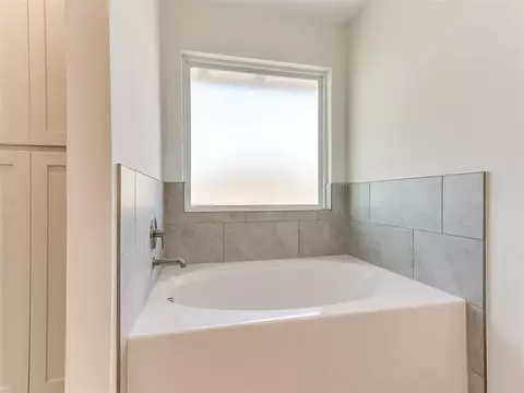 Bath - 18029 Austin Ct, Edmond, OK 73012 photo 6 of 6