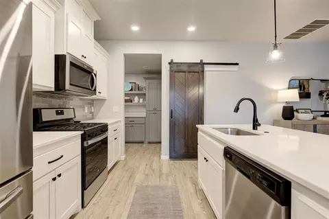 Kitchen - 2801 SE 22nd St, Oklahoma City, OK 73160 photo 5 of 9